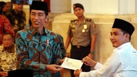 Jokowi menyerahkan zakat mal kepada Badan Amil Zakat Nasional (Baznas) di Istana Negara, Jakarta, Kamis (16/5/2019).