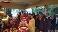 Sebelum dilakukan pengambilan air berkah, terlebih dahulu dilakukan puja bhakti pensakralan air berkah oleh para Bhikku Sangha dan rohaniawan.
