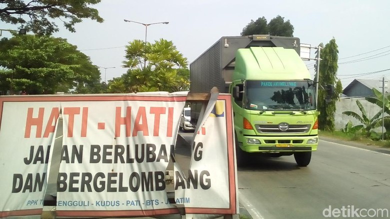 Jelang Mudik, Perbaikan Retak dan Berlubang Jalur Pantura Kudus Dikebut Jelang Mudik, Perbaikan Retak dan Berlubang Jalur Pantura Kudus Dikebut