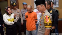 RG menawarkan jasa spiritual kepada para korban agar tidak tertimpa sial dan galau dengan ritual bugil.