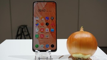 Realme X dengan dua pilihan warna yakni polar white dan space blue. Ada juga versi edisi terbatas bernuansa bawang, hasil kolaborasi dengan seniman Jepang, Nauto Fukasawa. (Foto: detikINET/Devi Setya Lestari)