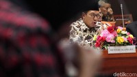 Lukman Hakim memberikan penjelasan kepada pimpinan dan anggota Komisi VIII DPR.
