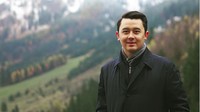 Dhani Wiratama merupakan asisten pribadi Prabowo yang mencuri perhatian kaum Hawa. Dia selalu ada dan menemani Prabowo di segala kegiatan. (dhaniwirianata/Instagram)