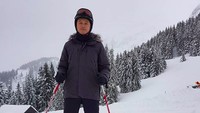 Bermain ski saat berkunjung ke Swiss. (dhaniwirianata/Instagram)