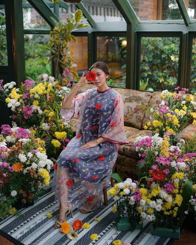 Salah satu koleksi bernuansa lace yang laris bak kacang goreng datang dari CALLA The Label. Koleksi berdetail bunga yang mekar dan berwarna-warni ini ludes dalam waktu kurang dari satu jam. Potongan A-Line yang longgar membuat koleksi ini bisa dipakai oleh beragam bentuk badan. Foto: Instagram/CallaTheLabel