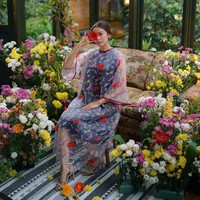 Salah satu koleksi bernuansa lace yang laris bak kacang goreng datang dari CALLA The Label. Koleksi berdetail bunga yang mekar dan berwarna-warni ini ludes dalam waktu kurang dari satu jam. Potongan A-Line yang longgar membuat koleksi ini bisa dipakai oleh beragam bentuk badan. Foto: Instagram/CallaTheLabel