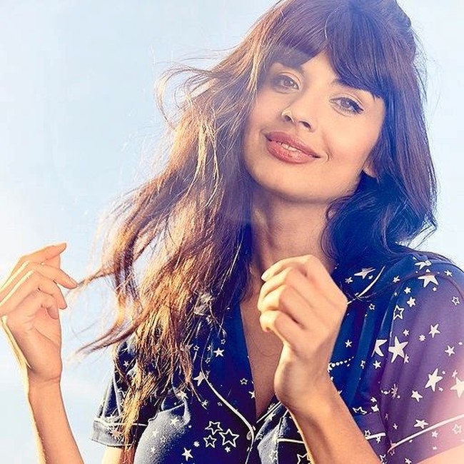 Jameela Jamil selalu lantang menyuarakan opininya. Ia pun kembali jadi perbincangan setelah mengaku pernah melakukan aborsi. Foto: Instagram @jameelajamilofficial