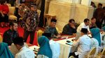 Senyum Cerah Jokowi Bayar Zakat di Istana