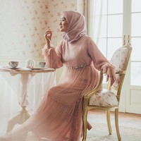 Satu lagi koleksi kolaborasi yang habis dalam beberapa menit, yaitu koleksi Hijabhic X Indah Nada Puspita. Koleksi dengan detail tule dan berwarna pastel itu menawarkan penampilan bak ‘princess’ yang manis dan feminin. Foto: Instagram/Hijabchic