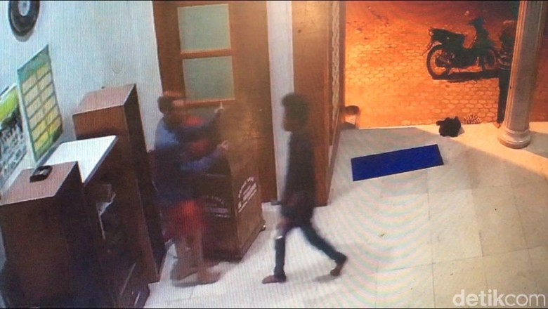 Aksi 5 Remaja Curi Kotak Amal Masjid Saat Ramadhan Terekam CCTV Aksi 5 Remaja Curi Kotak Amal Masjid Saat Ramadhan Terekam CCTV