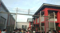 Setelah berhasil mendobrak pintu utama, sekitar 100 napi kabur. Namun berdasarkan data kepolisian hingga Kamis (16/5) malam, sebanyak 98 napi sudah berhasil ditangkap kembali. (Foto: Istimewa)
