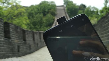 Realme X punya screen-to-body ratio 91.2%. Itu tak lepas dari skema kamera pop-up 16MP yang diusung. (Foto: Devi Setya/detikINET)