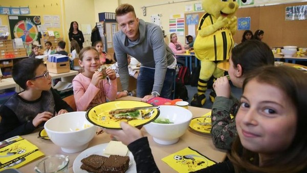 Hobi Makan Buah Jadi Rahasia Bugar Marco Reus, Pesepak Bola Tampan Jerman