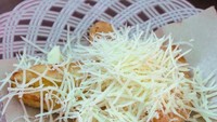 Kejunya bikin ngiler! Pisang goreng ini dikombinasikan dengan serutan keju dan susu manis. Foto: Instagram@batamdine