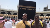 Inilah momen saat Paul Pogba dan Kurt Zouma, yang sama-sama beragama Islam berkunjung ke Kakbah di Makkah, Arab Saudi. Kunjungan di bulan Ramadhan ini menujukkan sisi religius Pogba. (Instagram/@paulpogba)