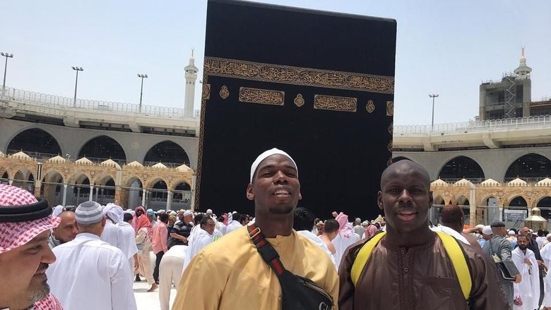 Paul Pogba dan Kurt Zouma di depan Kakbah (Instagram/@paulpogba) Paul Pogba dan Kurt Zouma di depan Kakbah (Instagram/@paulpogba)