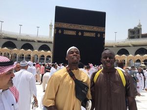 Saat Paul Pogba & Kurt Zouma Nikmati Ramadhan di Depan Kakbah