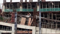 Para pekerja melakukan pengerjaan konstruksi proyek pembangunan hunian berbentuk rumah susun terintegrasi dengan sarana transportasi atauTransit Oriented Development (TOD) di Tanjung Barat, Jakarta Selatan, Kamis (16/5/2019).