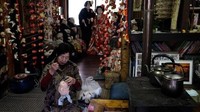 Boneka-boneka ini dijahit oleh wanita paruh baya bernama Tsukimi Ayano. Dia mulai membuat boneka manusia untuk penghilang sepi karena di desanya tidak ada kehidupan alias ditinggal oleh penduduknya. (AFP/Kazuhiro Nogi)
