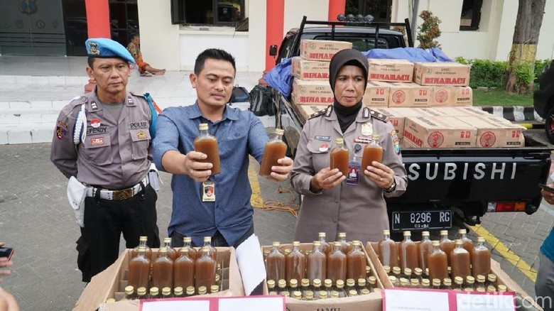 Razia di Jalan Tol, Polisi Temukan 5.250 Botol Jamu Ilegal Razia di Jalan Tol, Polisi Temukan 5.250 Botol Jamu Ilegal