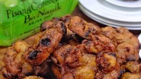Pisang goreng madu yang satu ini tentu Anda tahu. Pisang goreng bu Nanik selalu enak dicoba. Foto: Instagram@masreadydotcom
