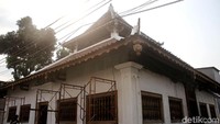 Masjid Al Anwar Angke yang berlokasi di kawasan padat penduduk di Jakarta ini jadi salah satu bangunan bersejarah yang ada di tanah Betawi.