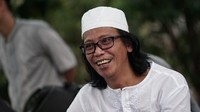 Di halaman rumah milik komedian Mandra ada tiga makam, yaitu makam kedua orang tuanya dan kakak pertama. Foto: insertlive