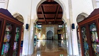 Bentuk arsitektur Masjid Ton Son mirip seperti wihara Budha yang didominasi kayu jati. Meski begitu, masjid yang pernah direnovasi pada tahun 1952 ini tetap menyematkan sejumlah unsur islami di bangunan tersebut. Salah satunya, kubah mini berbentuk oval yang berwarna hijau. Dok. www.halallivingthailand.com.