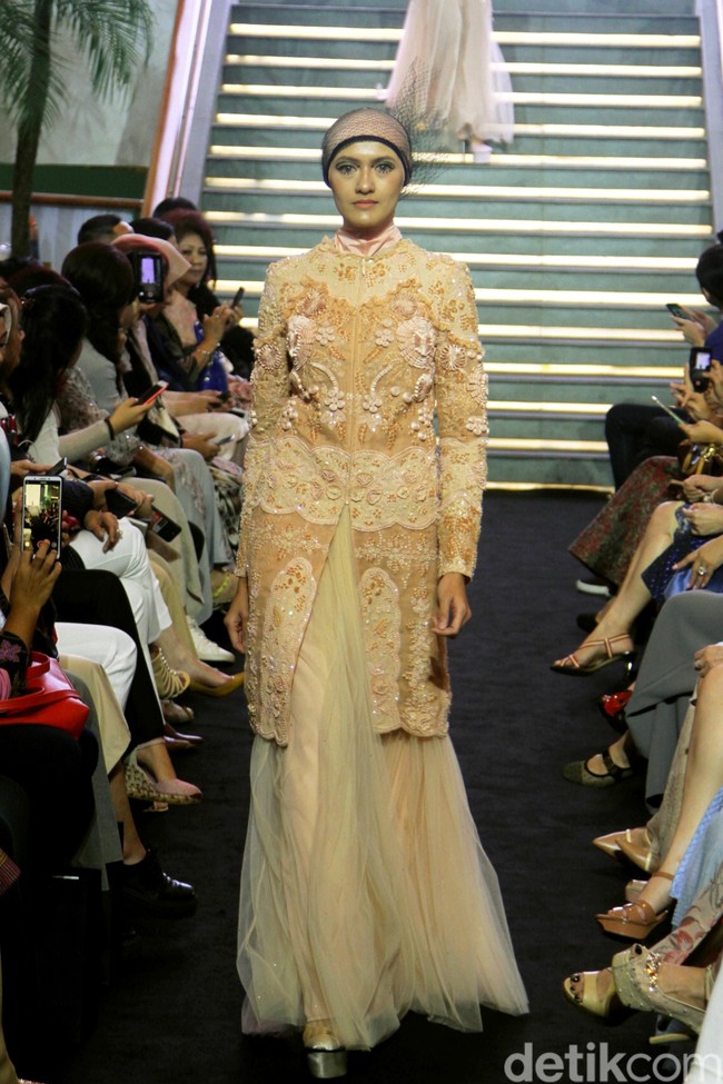 Priyo Oktaviano memamerkan koleksi baju lebaran semi couturenya dengan sentuhan romantis dan feminin dalam acara Ramadhan In Style di Lamoda, Plaza Indonesia, Jakarta, Rabu [15/05/2019]. Foto: Mohammad Abduh/Wolipop