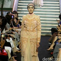 Priyo Oktaviano memamerkan koleksi baju lebaran semi couturenya dengan sentuhan romantis dan feminin dalam acara Ramadhan In Style di Lamoda, Plaza Indonesia, Jakarta, Rabu [15/05/2019]. Foto: Mohammad Abduh/Wolipop