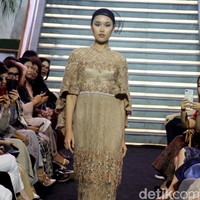 Priyo Oktaviano memamerkan koleksi baju lebaran semi couturenya dengan sentuhan romantis dan feminin dalam acara Ramadhan In Style di Lamoda, Plaza Indonesia, Jakarta, Rabu [15/05/2019]. Foto: Mohammad Abduh/Wolipop