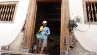 Sementara kusen-kusen pintu, daun pintu ganda, lubang angin di atas pintu, dan anak-anak tangga di depan menampilkan unsur Belanda.