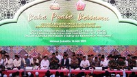 Anggota TNI dan polisi berbaur menjadi satu dalam acara tersebut. Mereka masih menggunakan baju dinas masing-masing. Antara Foto/Akbar Nugroho Gumay.
