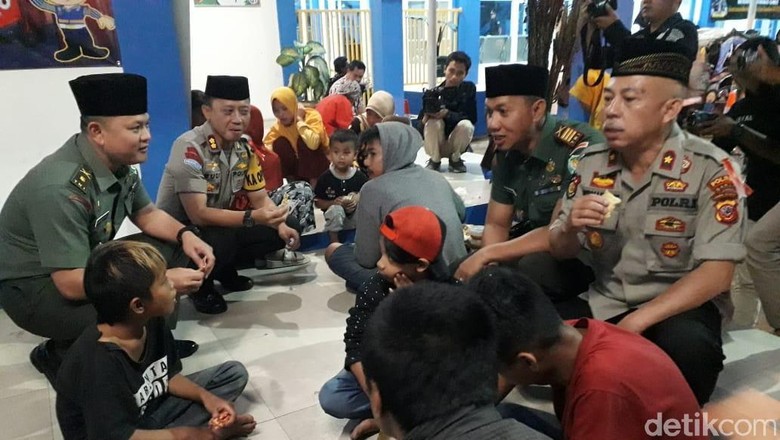 Polri-TNI Buka Bersama Warga Pra Sejahtera di Garut Polri-TNI Buka Bersama Warga Pra Sejahtera di Garut