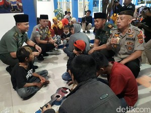 Polri-TNI Buka Bersama Warga Pra Sejahtera di Garut