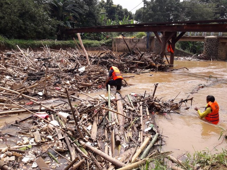 Jorok! Sungai Cikeas Bekasi Dipenuhi Tumpukan Sampah Jorok! Sungai Cikeas Bekasi Dipenuhi Tumpukan Sampah
