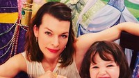 Anda bisa melihat akting terbarunya dalam film Hellboy 2019 yang sudah tayang pada 12 April lalu. Milla berperan jadi tokoh antagonis dalam film itu. Foto: Instagram millajovovich