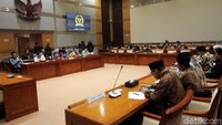 Ketua Komisi VIII DPR Ali Taher memberikan sejumlah pertanyaan kepada Lukman Hakim.