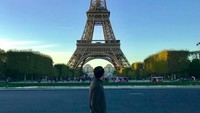 Tak afdal bila ke Paris tak berfoto di Menara Eiffel.  (dhaniwirianata/Instagram)