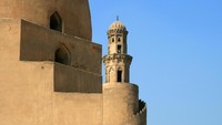 Salah seorang yang dilindungi di balik masjid ini adalah Sultan Lagin. Sang Sultan lalu merenovasi menara masjidnya, menambahkan tangga spiral yang menjadi simbol Masjid Ibn Tulun hingga sekarang. (iStock)
