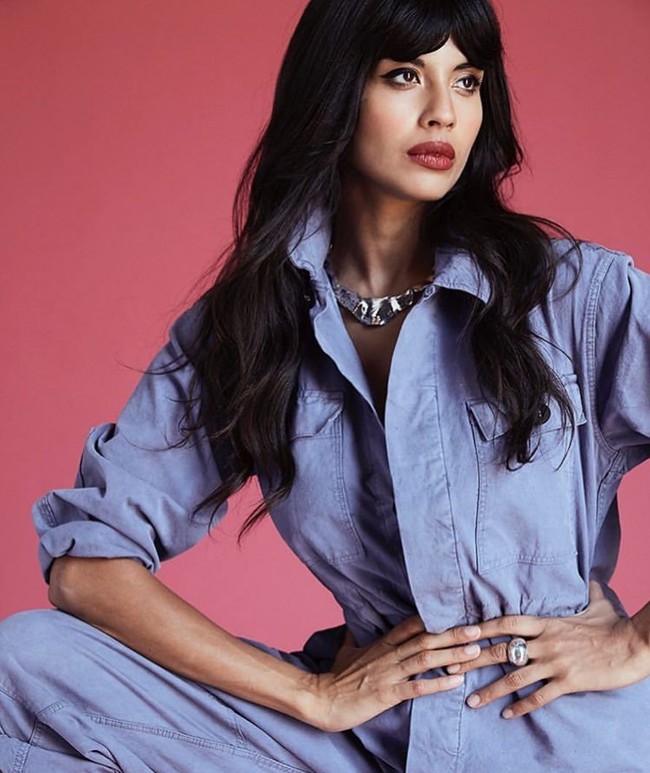 Jameela pun tidak pernah takut untuk mengritik seleb yang dianggapnya memberi pengaruh buruk. Aku pikir orang-orang hanya takut dan rakus. Aku pikir wanita, terutama, takut karena kita selalu diminta untuk tidak menjadi tidak disukai dan tidak mempersulit, dan menjadi sempurna, kata pemain Good Place itu. Foto: Instagram @jameelajamilofficial