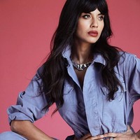 Jameela pun tidak pernah takut untuk mengritik seleb yang dianggapnya memberi pengaruh buruk. Aku pikir orang-orang hanya takut dan rakus. Aku pikir wanita, terutama, takut karena kita selalu diminta untuk tidak menjadi tidak disukai dan tidak mempersulit, dan menjadi sempurna, kata pemain Good Place itu. Foto: Instagram @jameelajamilofficial