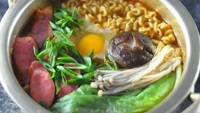 Ramyeon alias mie instan Korea juga enak ditambah bokchoy, jamur dan telur. Sluurp! Makin mantap rasanya! Foto : Instagram @earwhattonight