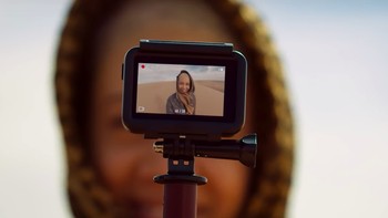 Koneksi nirkabelnya ada WiFi dan Bluetooth, dan bisa dikontrol melalui aplikasi DJI. Foto: DJI