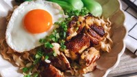 Mie goreng instan jadi seperti sajian restoran. tambah sedikit ayam panggang, bokchoy dan telur. Foto : Instagram @keeeix