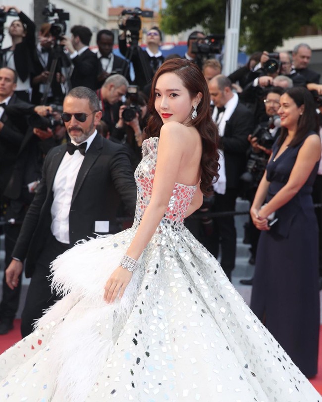 Jessica Jung lahir di San Fransisco, California, Amerika Serikat. Ia memiliki dua nama yakni Jessica Sooyoun Jung dan Jung Soo Yeon. Saat berlibur ke Korea Selatan, ia dan adiknya Krystal Jung mendapat kesempatan casting dari SM Entertainment. Eks member Girls’ Generation ini sekarang aktif sebagai solois.  Foto: Instagram @jessica.syj