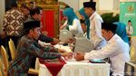 Senyum Cerah Jokowi Bayar Zakat di Istana