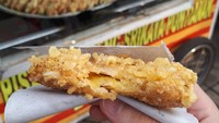 Pisang berbalut tepung garing ini merupakan pisang goreng khas Pontianak. Enak dicocol dengan saus srikaya. Foto: Instagram@tclsinclair