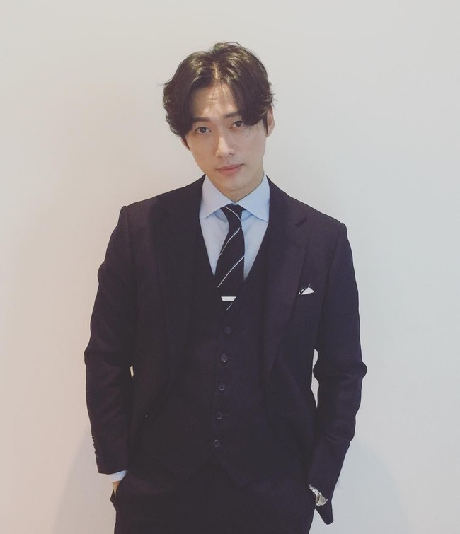 Sebelum terjun ke dunia akting, Nam Goong Min telah mendapat gelar sarjana dari Chung Ang University. Dia mengambil jurusan Teknik Mesin dan bekerja sebagai petugas layanan publik di pusat pelatihan tentara Korea. Foto: Instagram @min_namkoong