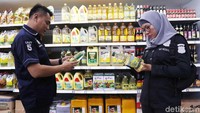 Petugas mengecek kelayakan minyak goreng.